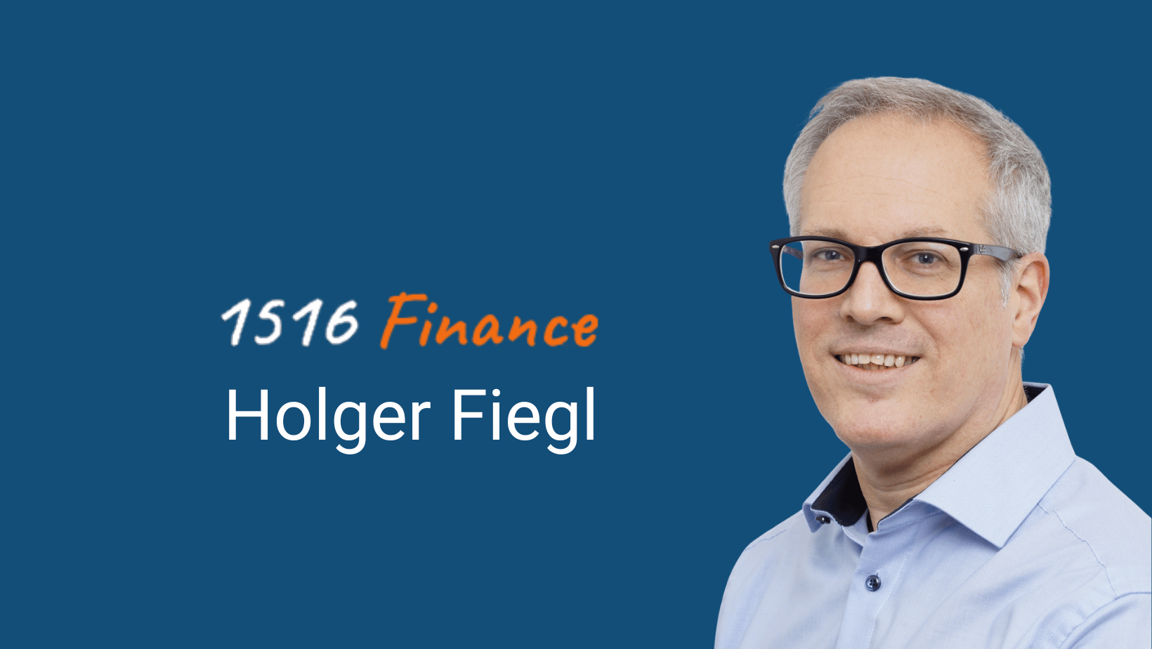 Holger Fiegl - Portraet vor blauem Hintergrund - Blick nach links zum Schriftzug 1516 Finance