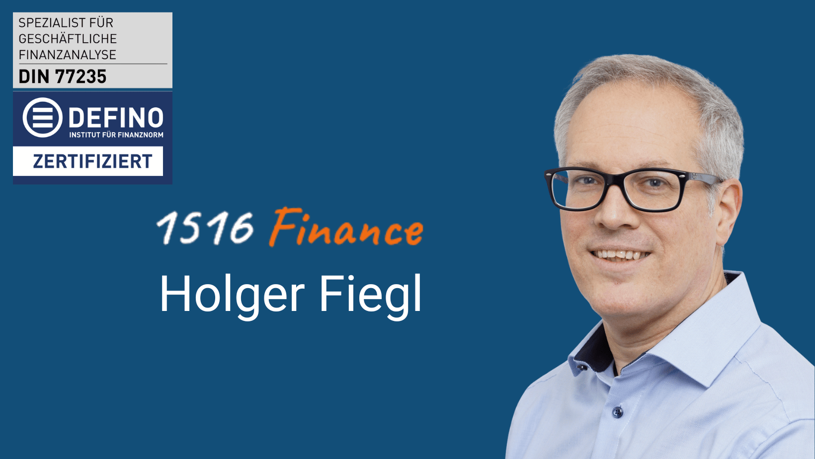 Holger Fiegl - Portraet vor blauem Hintergrund - Blick nach links zum Schriftzug 1516 Finance und DIN 77235 Zertifikat