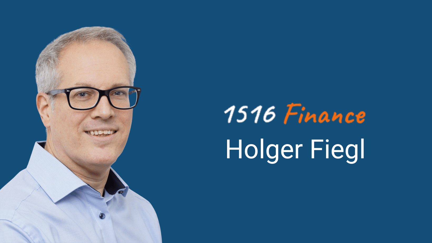 Holger Fiegl - Portraet vor blauem Hintergrund - Blick nach rechts zum Schriftzug 1516 Finance