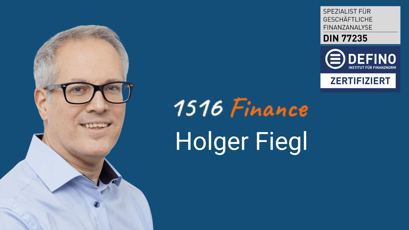 Holger Fiegl - Portraet vor blauem Hintergrund - Blick nach rechts zum Schriftzug 1516 Finance und DIN 77235 Zertifikat